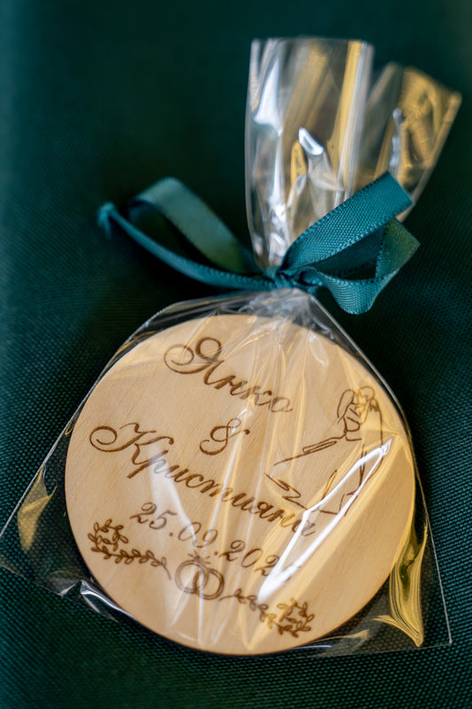 Персонализирани дървени магнити за сватба – Гравиран подарък за гости в стилна опаковка